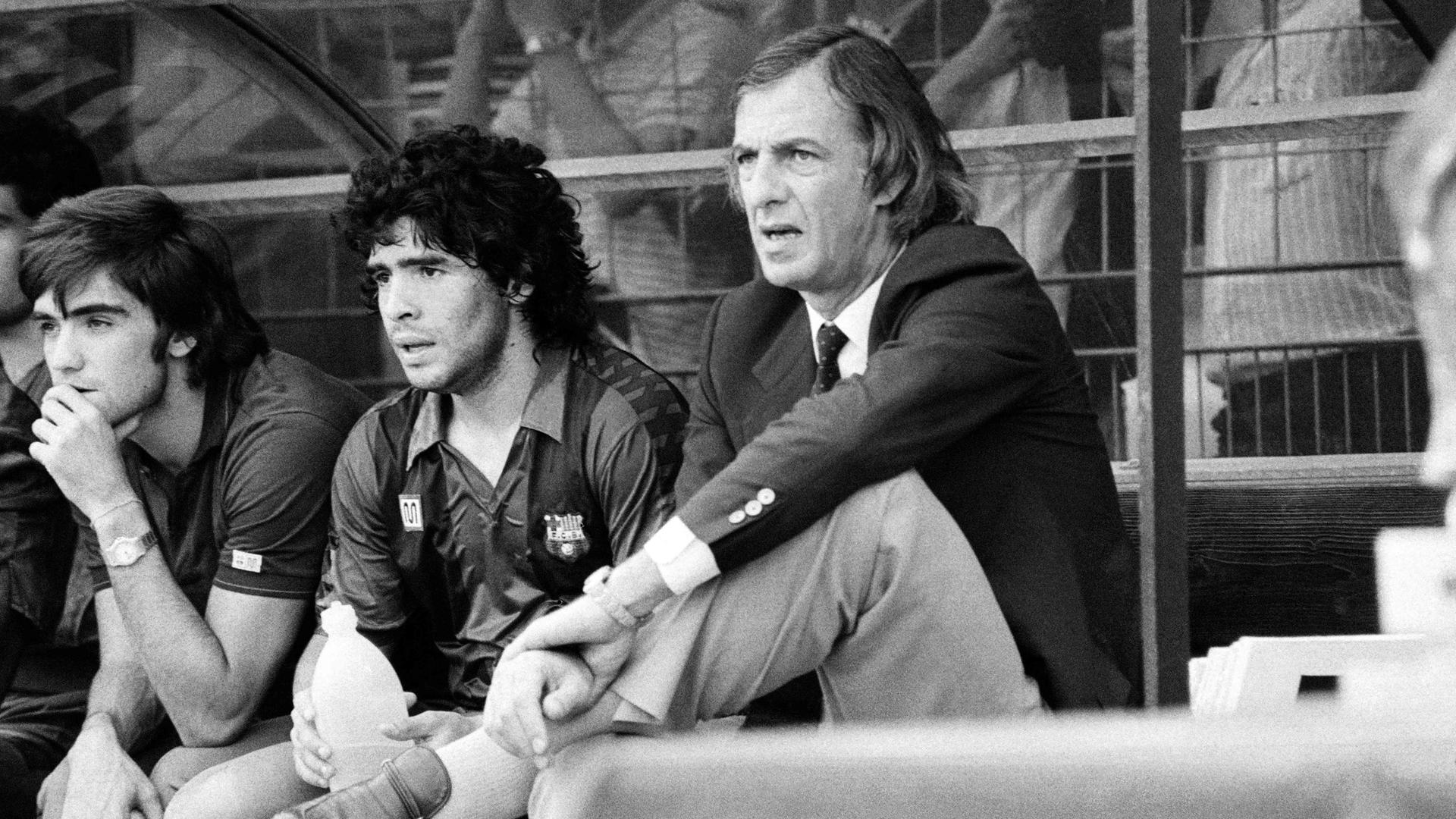 Argentiniens Weltmeister-Trainer César Luis Menotti neben Diego Maradona auf der Trainerbank.
