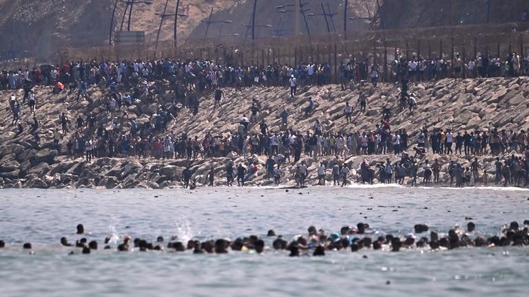 Migranten erreichen Ceuta über den Meeeweg