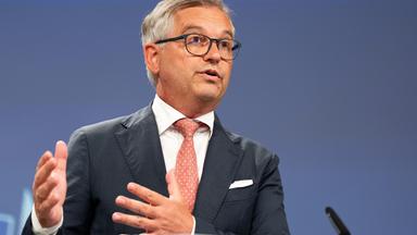 Magnus Brunner, EU-Kommissar für Inneres und Migration, spricht während einer Pressekonferenz im EU-Hauptquartier.
