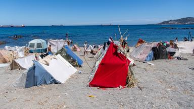 Am Strand von Ceuta stehen zahlreiche Zelte