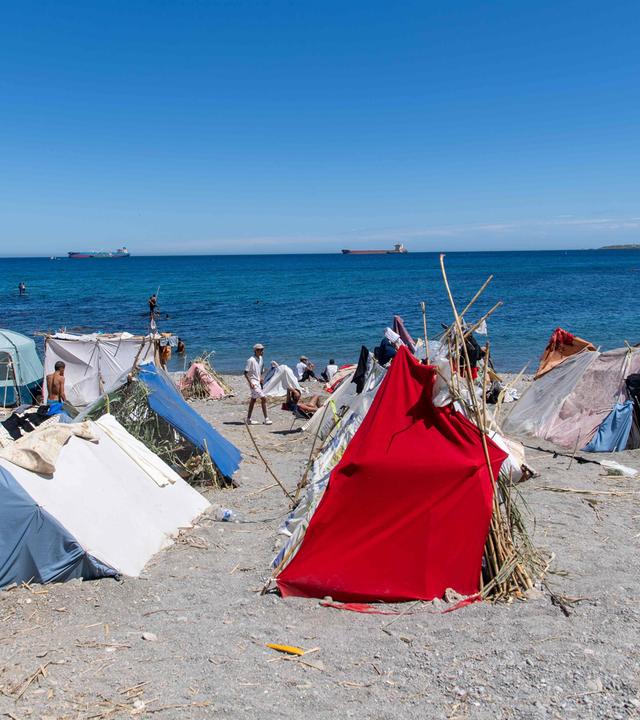 Am Strand von Ceuta stehen zahlreiche Zelte