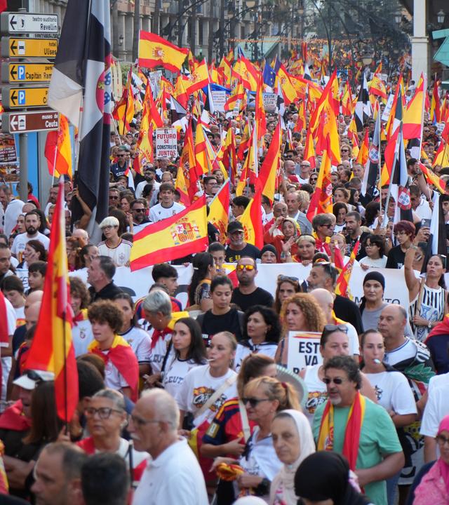 Menschen demonstrieren mit Schildern in der spanischen Eklave Ceuta.