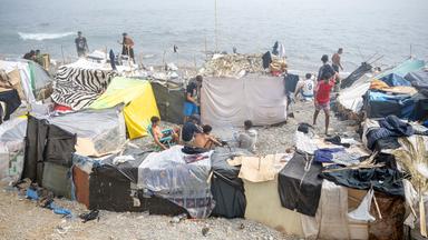 Dutzende Migranten kampieren am Strand in Ceuta.