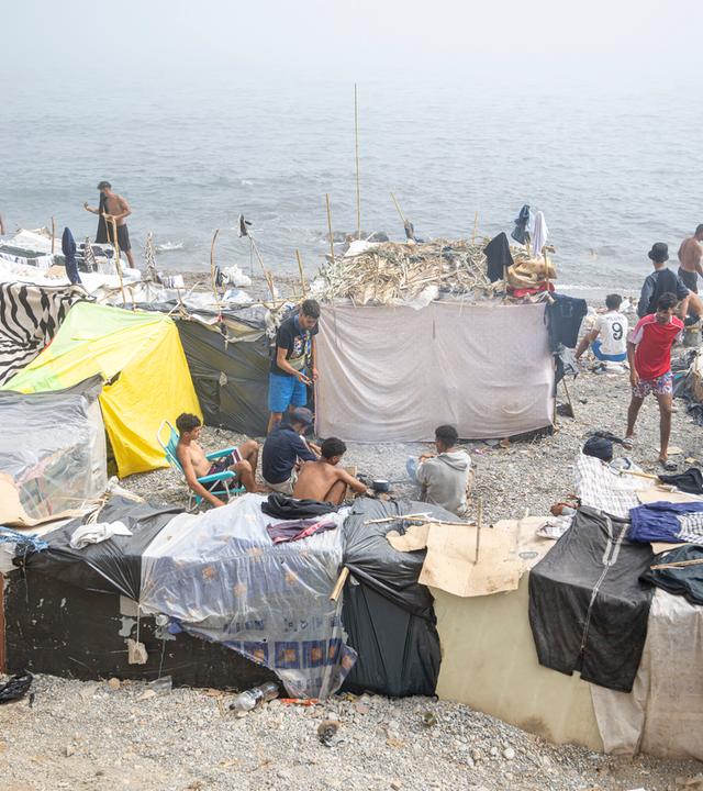 Dutzende Migranten kampieren am Strand in Ceuta.