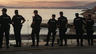 Mitglieder der Guardia Civil, der Nationalpolizei und des Militärs patrouillieren am 23. September 2026 am Grenzübergang Tarajal in Ceuta, Spanien.
