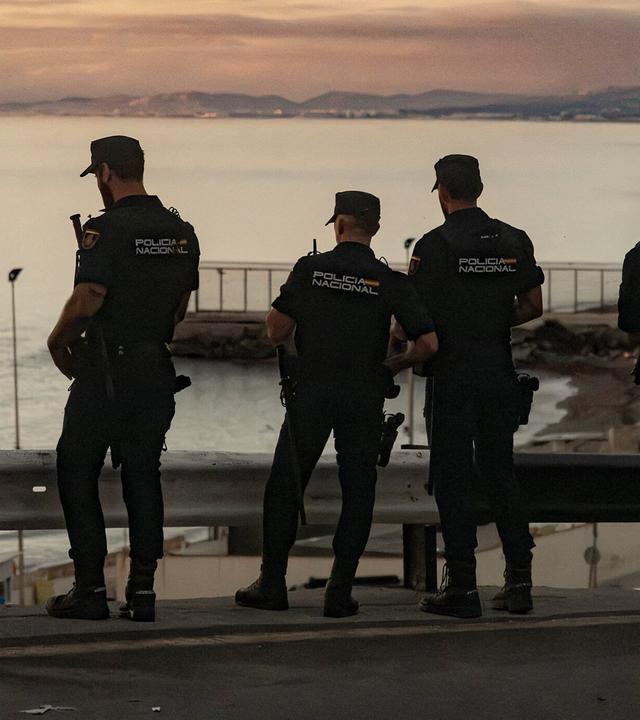 Mitglieder der Guardia Civil, der Nationalpolizei und des Militärs patrouillieren am 23. September 2026 am Grenzübergang Tarajal in Ceuta, Spanien.