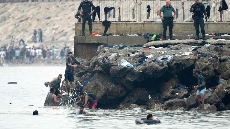 Migranten versuchen schwimmend die spanische Exklave Ceuta im Norden Afrikas zu erreichen.