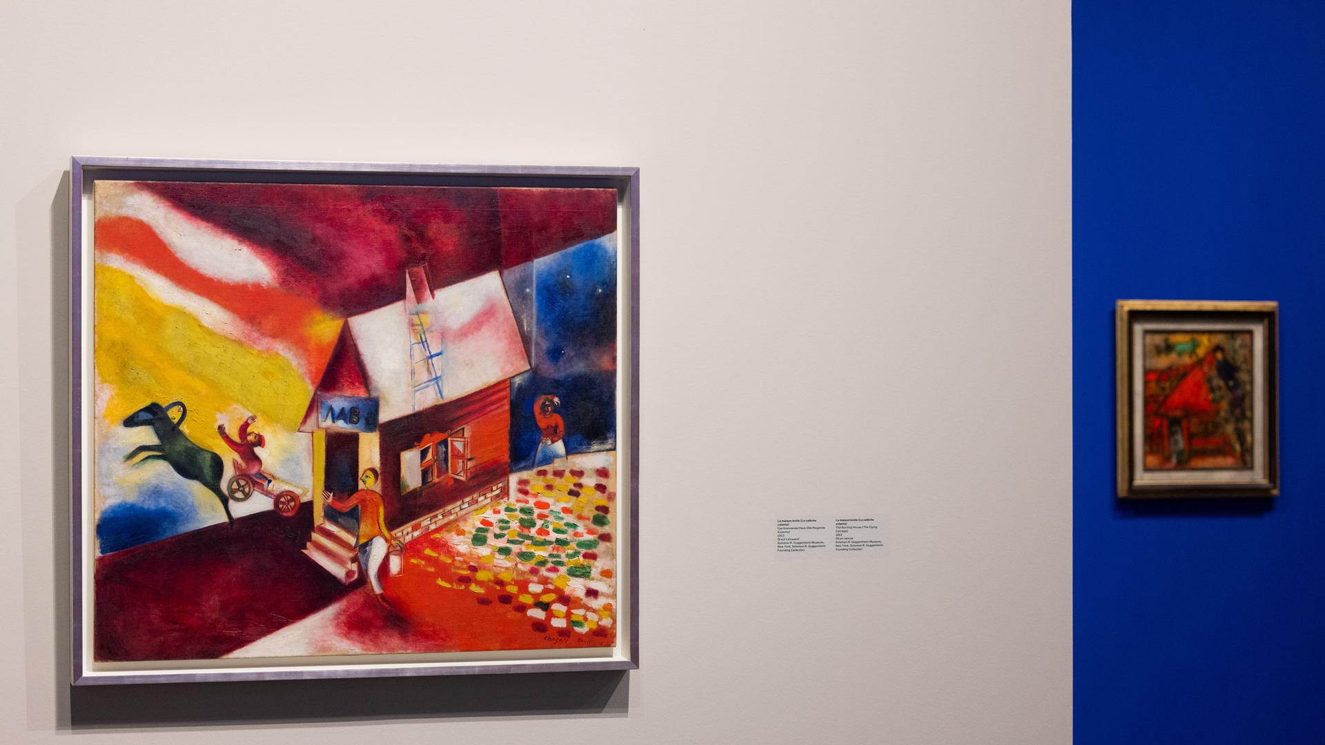  Das Werk «Das brennende Haus (Die fliegende Kutsche)» (1913) des Künstlers Marc Chagall ist in der Ausstellung «Chagall» in der Kunstsammlung K20 zu sehen. 