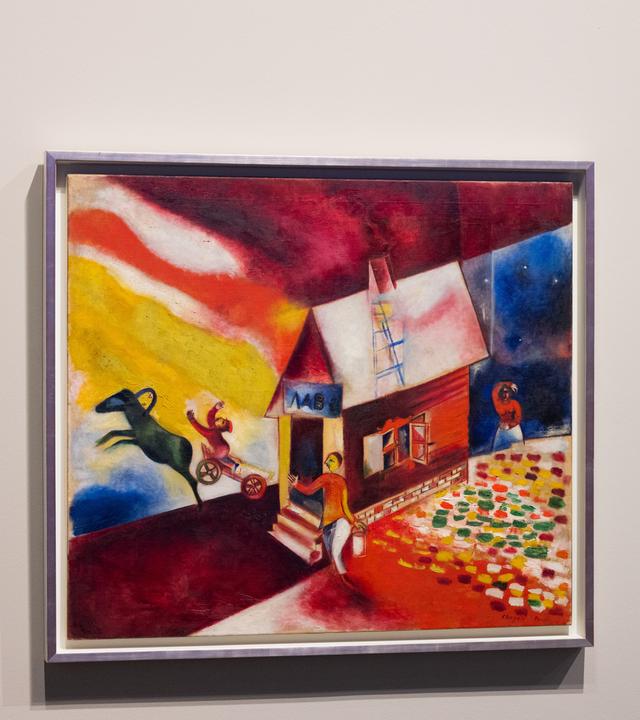  Das Werk «Das brennende Haus (Die fliegende Kutsche)» (1913) des Künstlers Marc Chagall ist in der Ausstellung «Chagall» in der Kunstsammlung K20 zu sehen. 