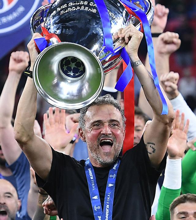 Luis Enrique ( Trainer / Cheftrainer Paris ) mit dem Champions League Pokal.