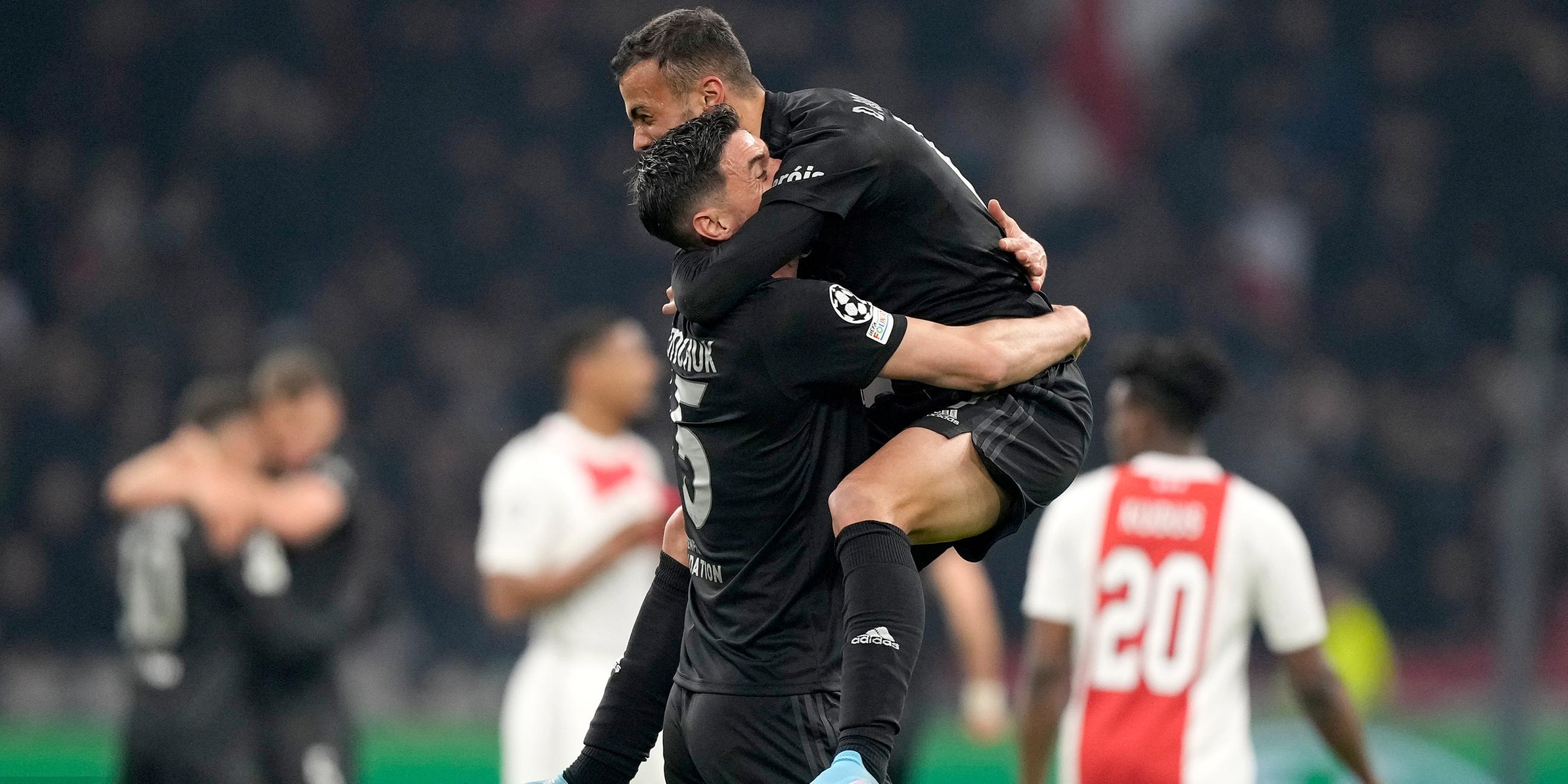 Benficas Diogo Goncalves (r.) und Roman Yaremchuk jubeln nach dem Spiel gegen Ajax.