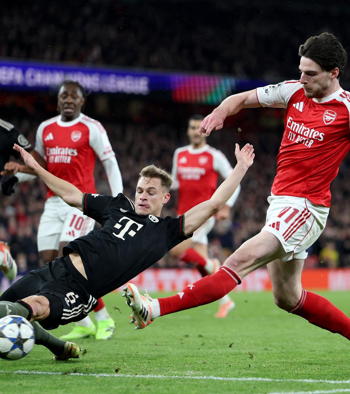 Arsenals Declan Rice (1. v. r.) schießt während des UEFA Champions League-Spiels zwischen Arsenal und Bayern München in London.