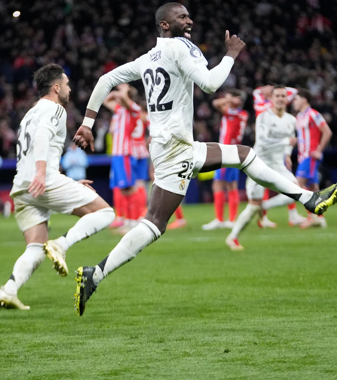 Antonio Rüdiger von Real Madrid und seine Mannschaft feiern nach dem Sieg. 