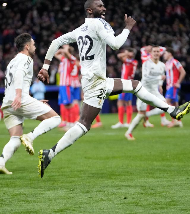 Antonio Rüdiger von Real Madrid und seine Mannschaft feiern nach dem Sieg. 