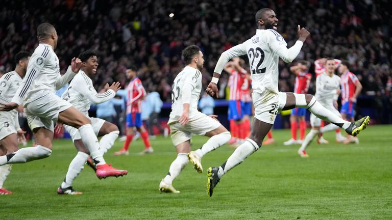 Antonio Rüdiger von Real Madrid und seine Mannschaft feiern nach dem Sieg. 