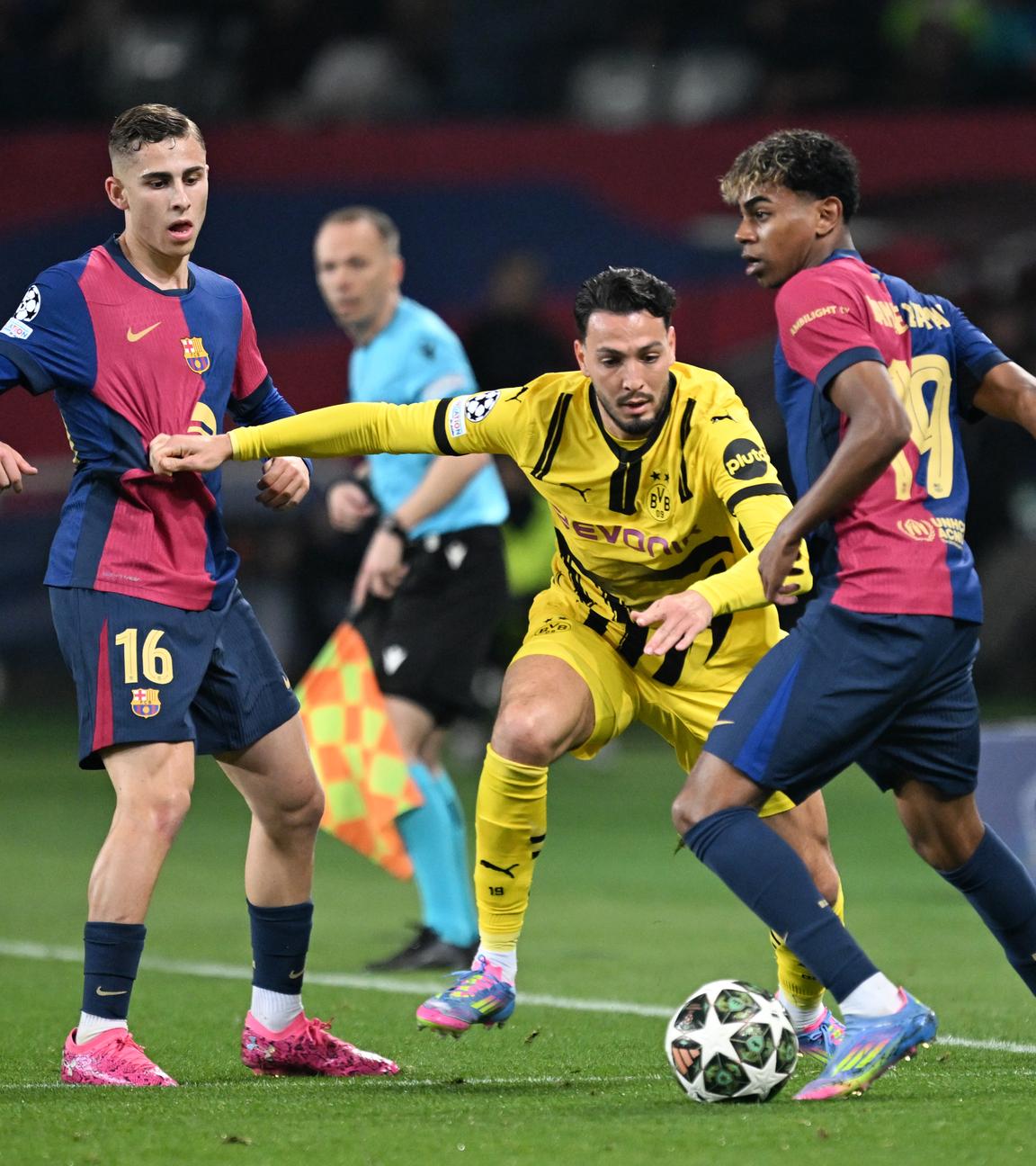 Olimpic Lluis Companys, Barcelonas Lamine Yamal (r) und Dortmunds Ramy Bensebaini kämpfen um den Ball.