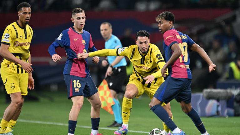Olimpic Lluis Companys, Barcelonas Lamine Yamal (r) und Dortmunds Ramy Bensebaini kämpfen um den Ball.