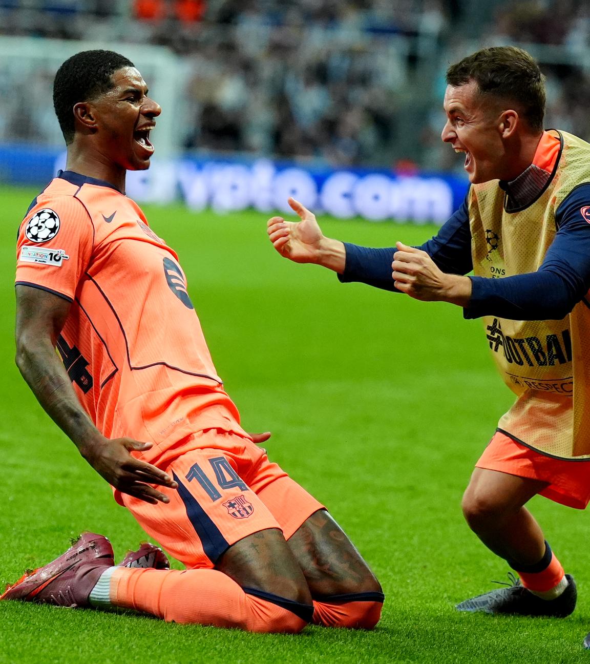 Barcelonas Raphinha jubelt mit seiner Mannschaft.