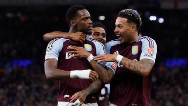 Jhon Durán vom Aston Villa FC bejubelt sein Tor zum 1:0 gegen den FC Bayern München.