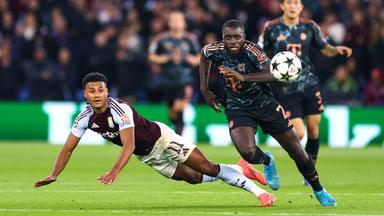 Bayern Münchens Dayot Upamecano in Aktion gegen Aston Villas Ollie Watkins.