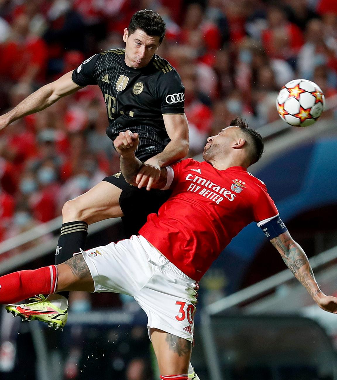 Robert Lewandowski (l) vom FC Bayern München und Nicolas Otamendi (r) von Benfica Lissabon am 20.10.2021 im Estadio da Luz in Lissabon.