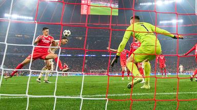Bayern Münchens Jamal Musiala köpft den Ball ins Tor von Benfica Lissabon.