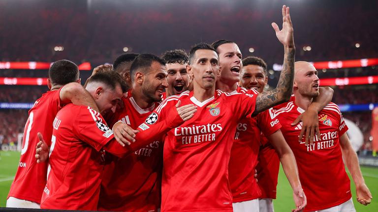 Angel di Maria von Benefica Lissabon jubelt mit seinen Teamkollegen zum 2:0 gegen Atletico Madrid.