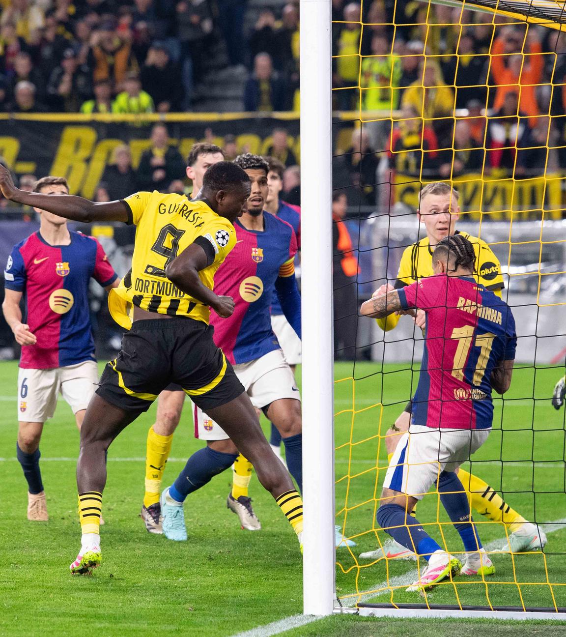 Champions League, BVB gegen Barcelona: Aus dem Kuddelmuddel im Strafraum heraus, köpft Serhou Guirassy zum 2:0 ein.