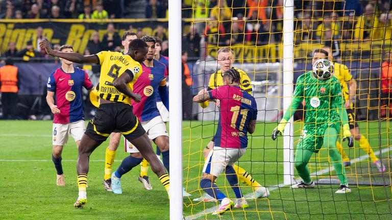 Champions League, BVB gegen Barcelona: Aus dem Kuddelmuddel im Strafraum heraus, köpft Serhou Guirassy zum 2:0 ein.