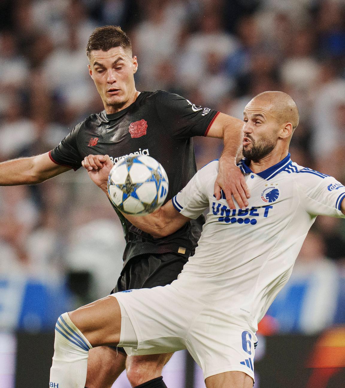 Leverkusens Patrick Schick kämpft um den Ball gegen Pantelis Hatzidiakos vom FC Copenhagen.