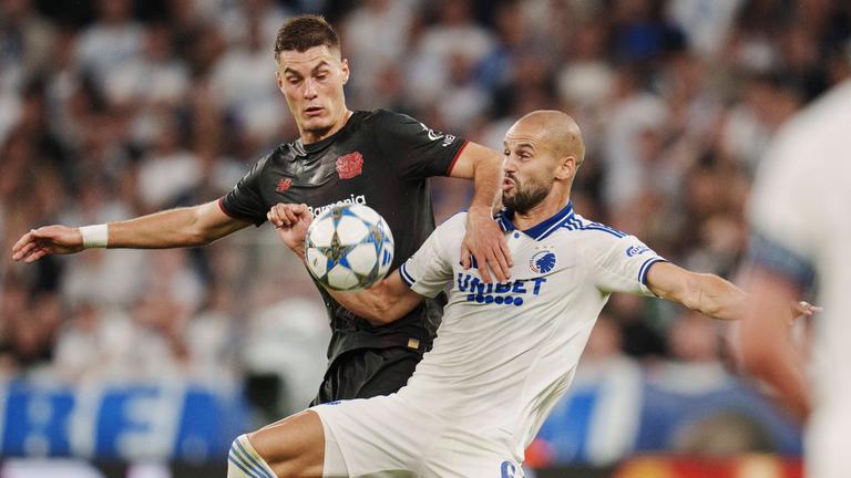 Leverkusens Patrick Schick kämpft um den Ball gegen Pantelis Hatzidiakos vom FC Copenhagen.