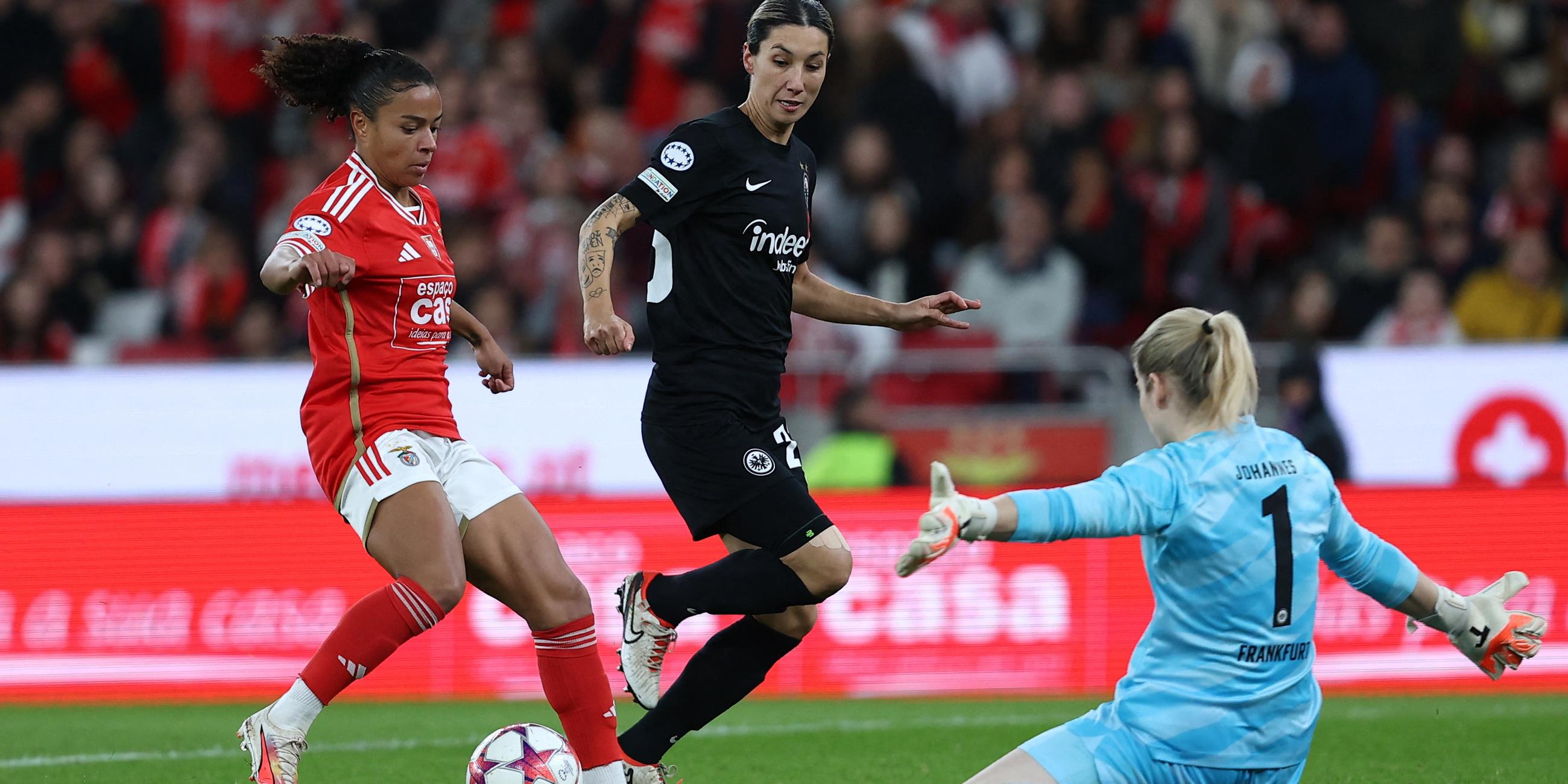 Sara Doorsoun und Stina Johannes von Eintracht Frankfurt in Aktion mit Marie-Yasmine Alidou von Benfica.Sara Doorsoun und Stina Johannes von Eintracht Frankfurt in Aktion mit Marie-Yasmine Alidou von Benfica.