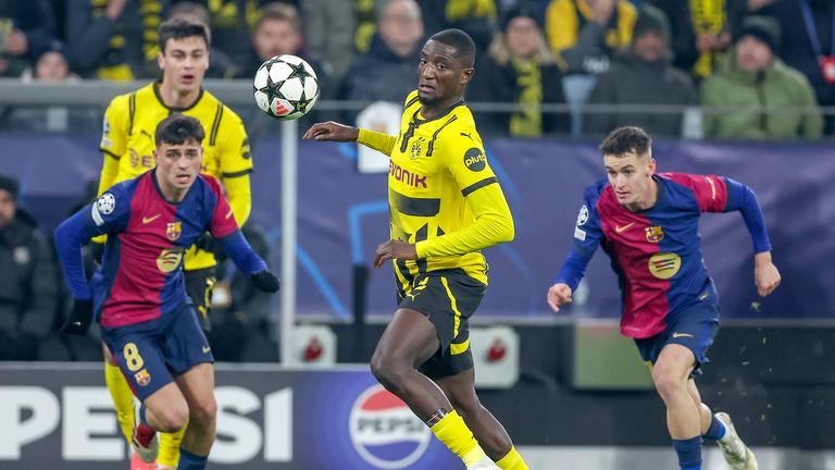Dortmunds Serhou Guirassy in Aktion beim Spiel gegen den FC Barcelona.