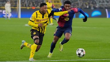 Dortmunds Julien Duranville und Barcelonas Alejandro Balde kämpfen um den Ball beim Champions League-Spiel
