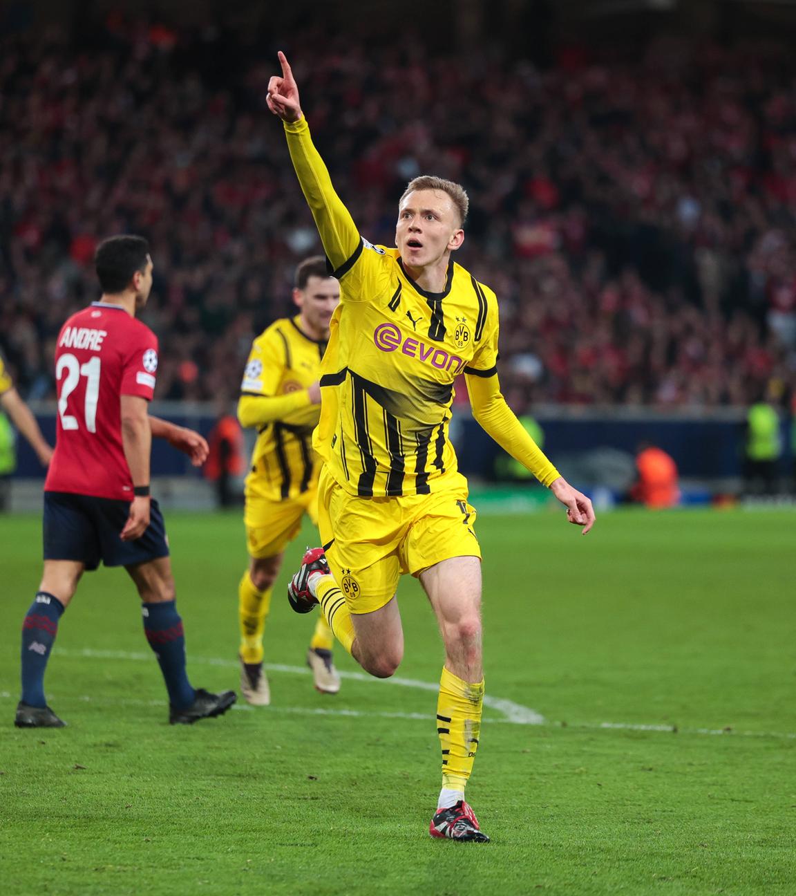 Dortmunds Maximilian Beier jubelt nach seinem Treffer zum 2:1 gegen OSC Lille.