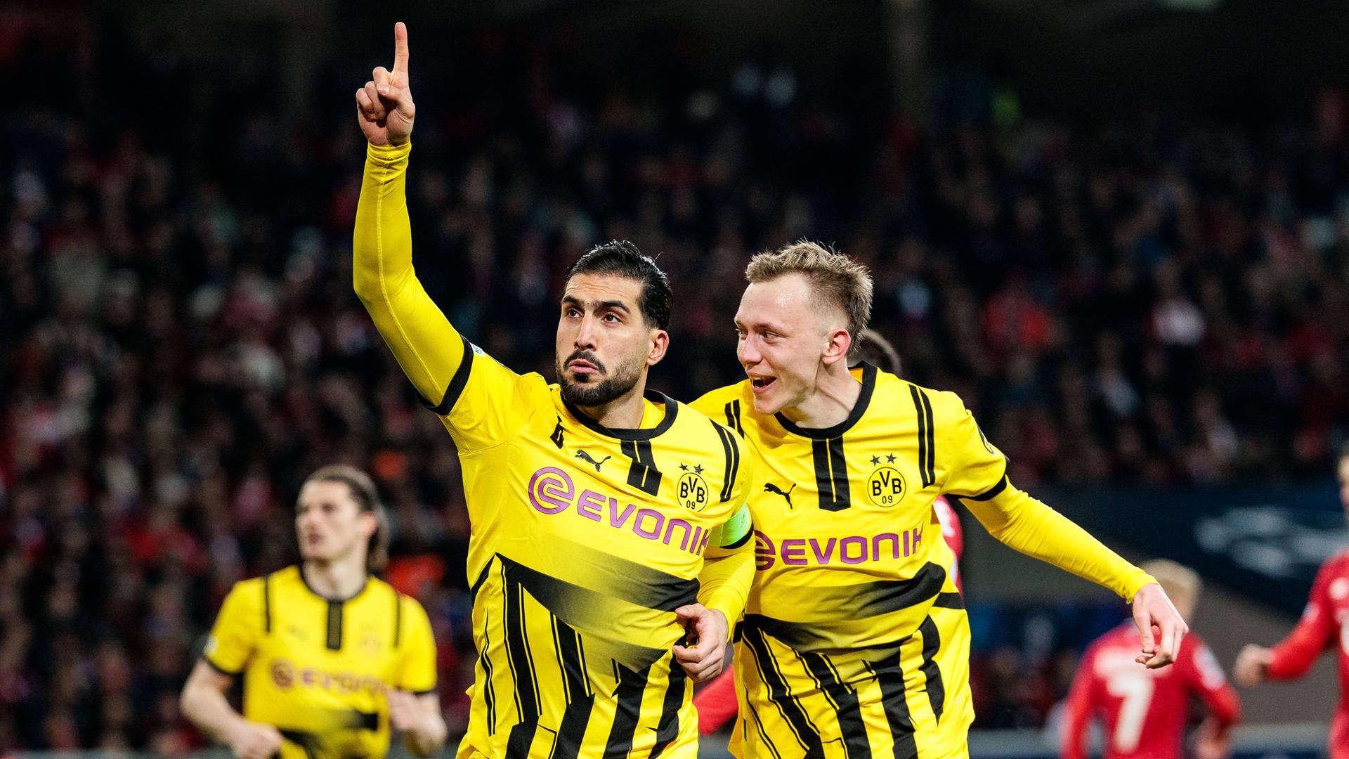 Dortmunds Emre Can jubelt mit Maximilian Beier nach seinem Ausgleichstreffer gegen Lille.