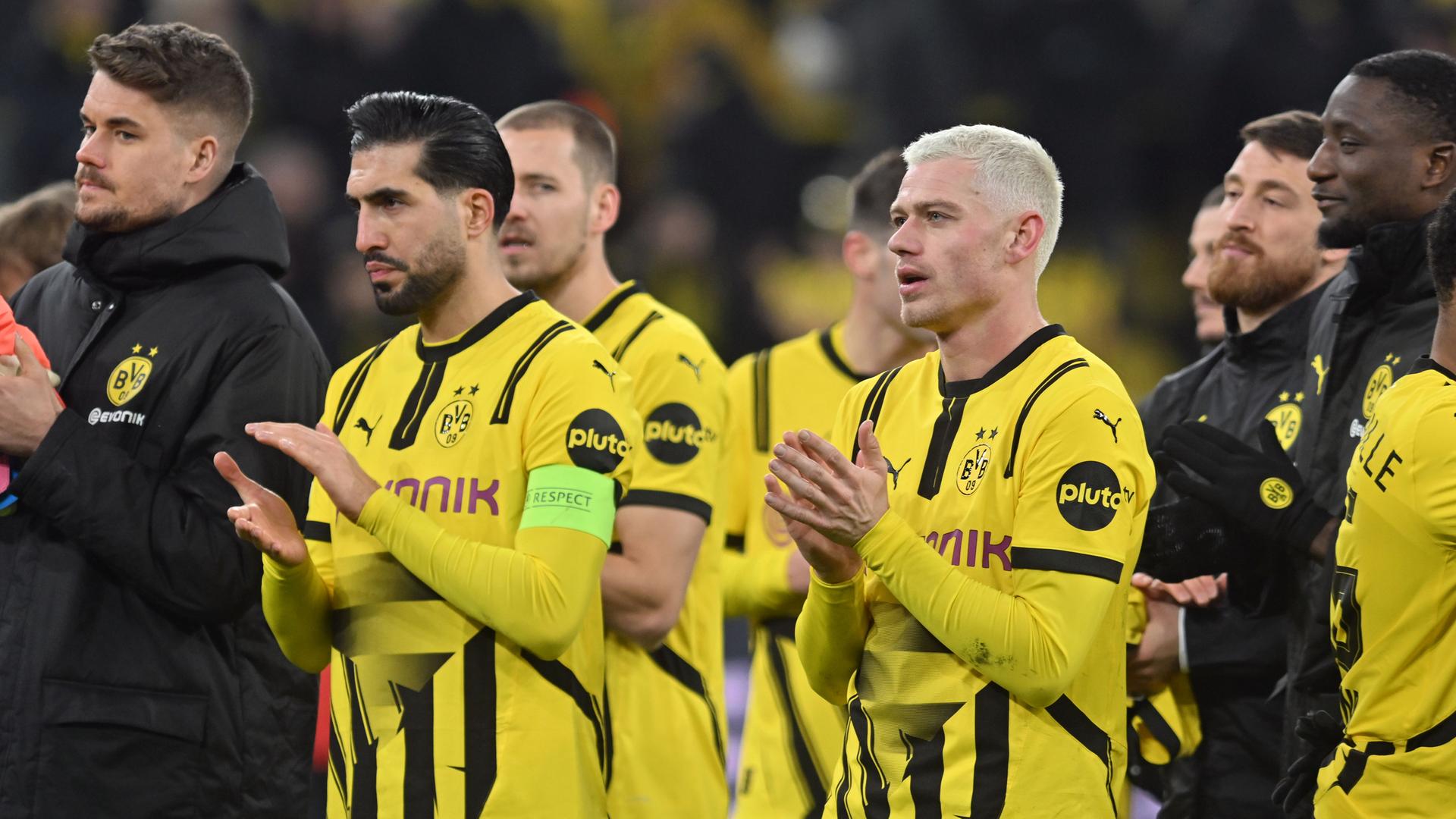 Dortmunds Spieler bedanken sich nach dem Spiel bei den Fans.