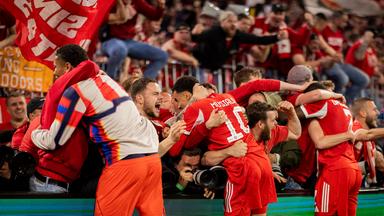 Unschöne Szenen: Bayern‑Fans überwanden nach dem letzten Treffer von Michael Olise die Absperrungen und überrannten dabei mehrere Fotografen.