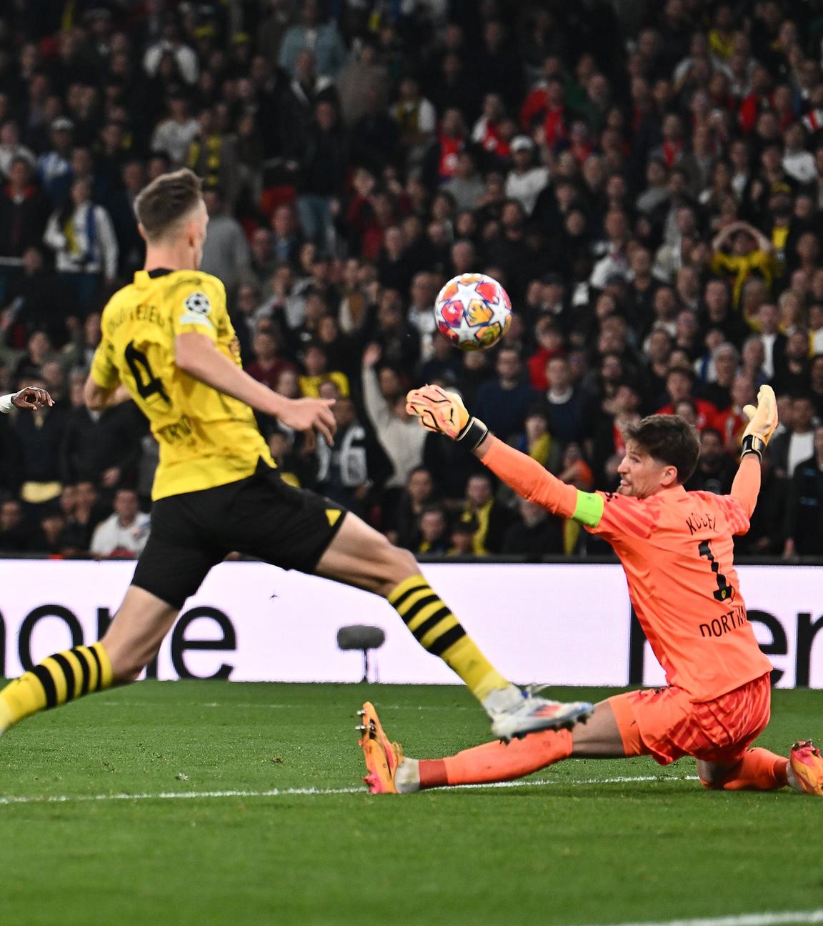 Vinicius Junior (Real Madrid) schießt das Tor zum 2:0 gegen Borussia Dortmund.