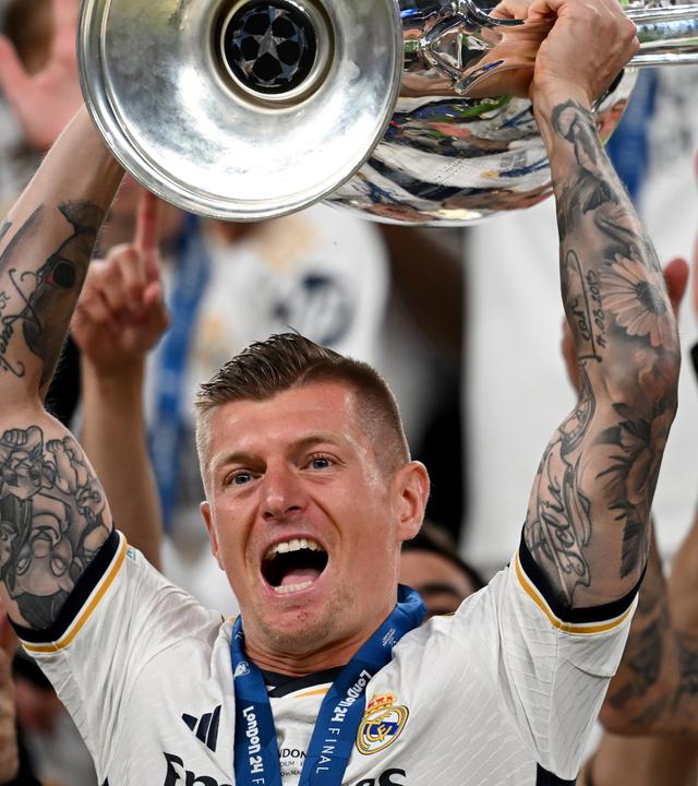 Madrids Toni Kroos jubelt mit dem Champions-League-Pokal.
