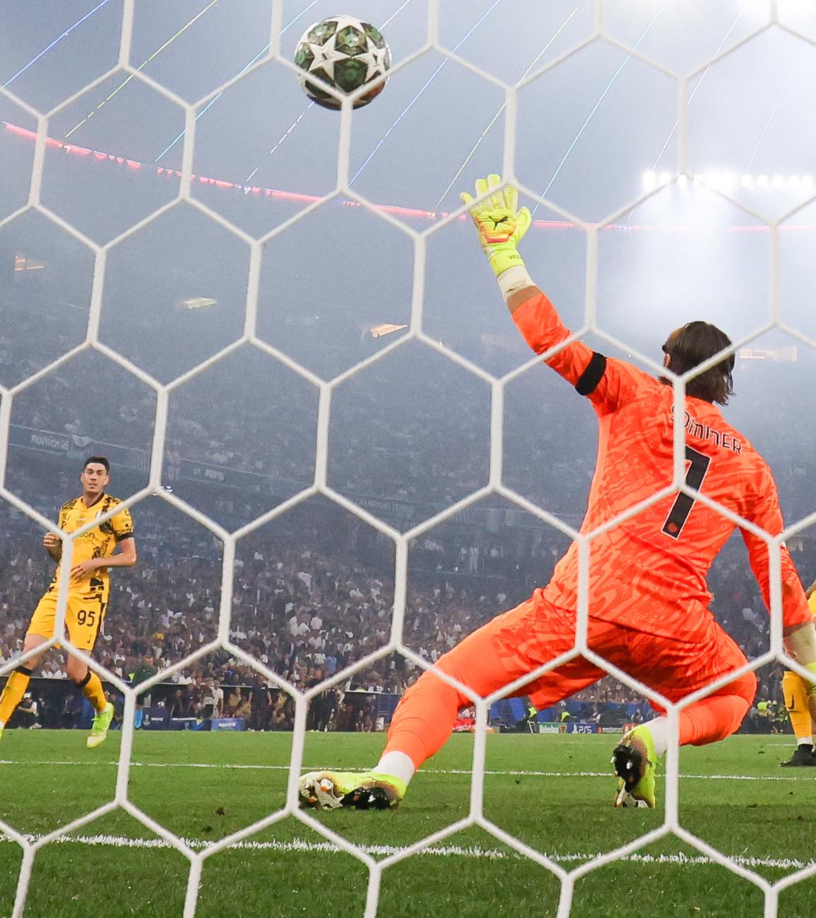 Champions League, Paris Saint-Germain - Inter Mailand, Finale: Desire Doue (links verdeckt) von Paris erzielt das Tor zum 2:0 gegen Mailands Torwart Yann Sommer