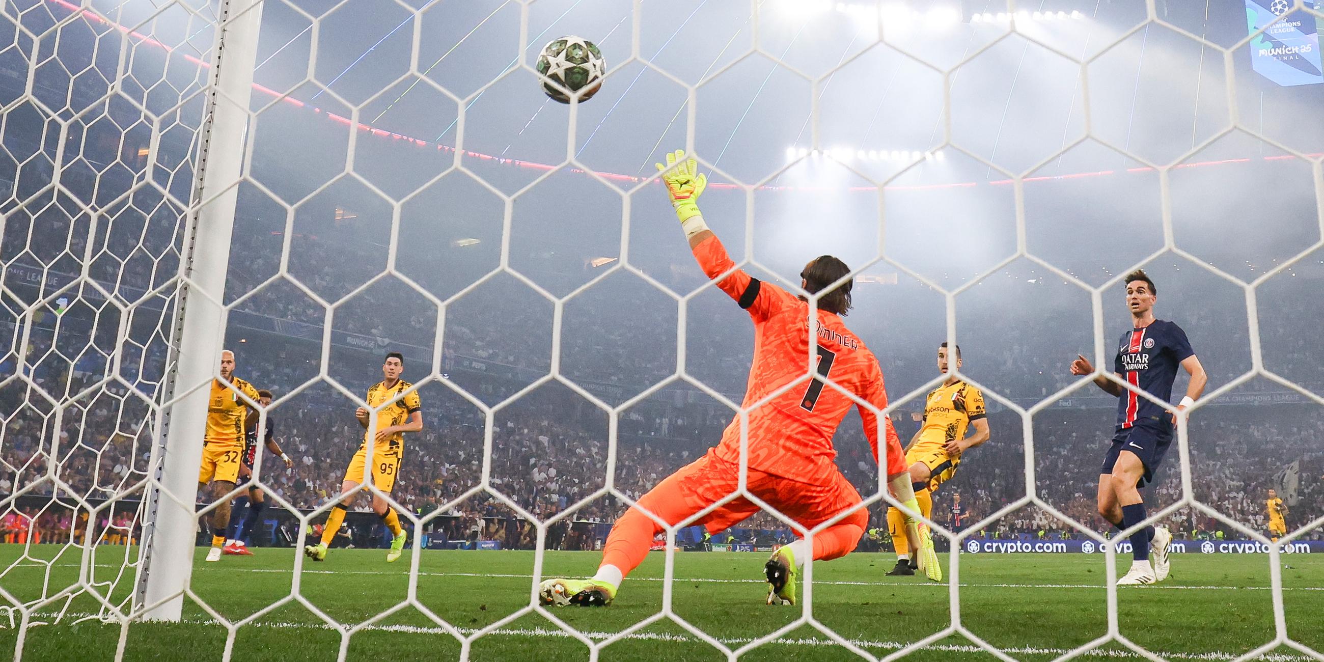 Champions League, Paris Saint-Germain - Inter Mailand, Finale: Desire Doue (links verdeckt) von Paris erzielt das Tor zum 2:0 gegen Mailands Torwart Yann Sommer