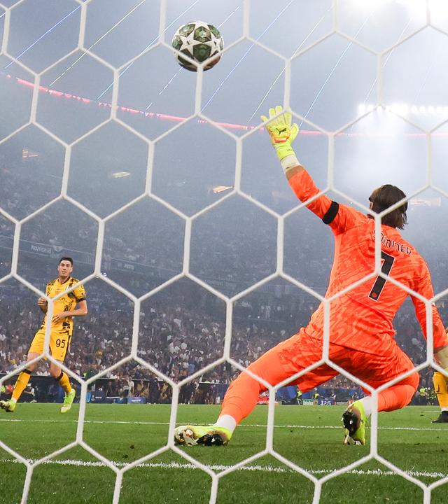 Champions League, Paris Saint-Germain - Inter Mailand, Finale: Desire Doue (links verdeckt) von Paris erzielt das Tor zum 2:0 gegen Mailands Torwart Yann Sommer