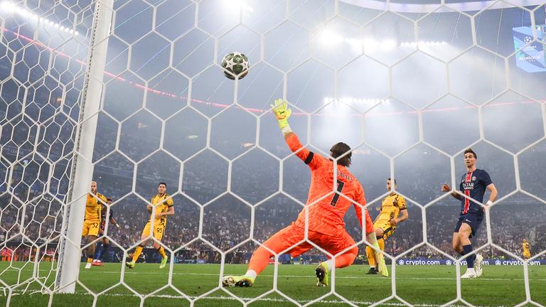 Champions League, Paris Saint-Germain - Inter Mailand, Finale: Desire Doue (links verdeckt) von Paris erzielt das Tor zum 2:0 gegen Mailands Torwart Yann Sommer