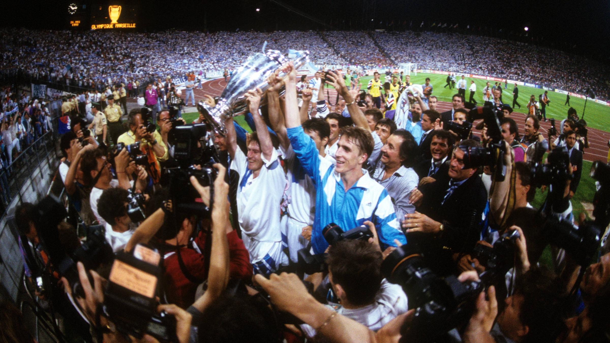 Champions League, Finale 1993 in München: Didier Deschamps (li.) und Alen Boksic präsentieren den Pokal
