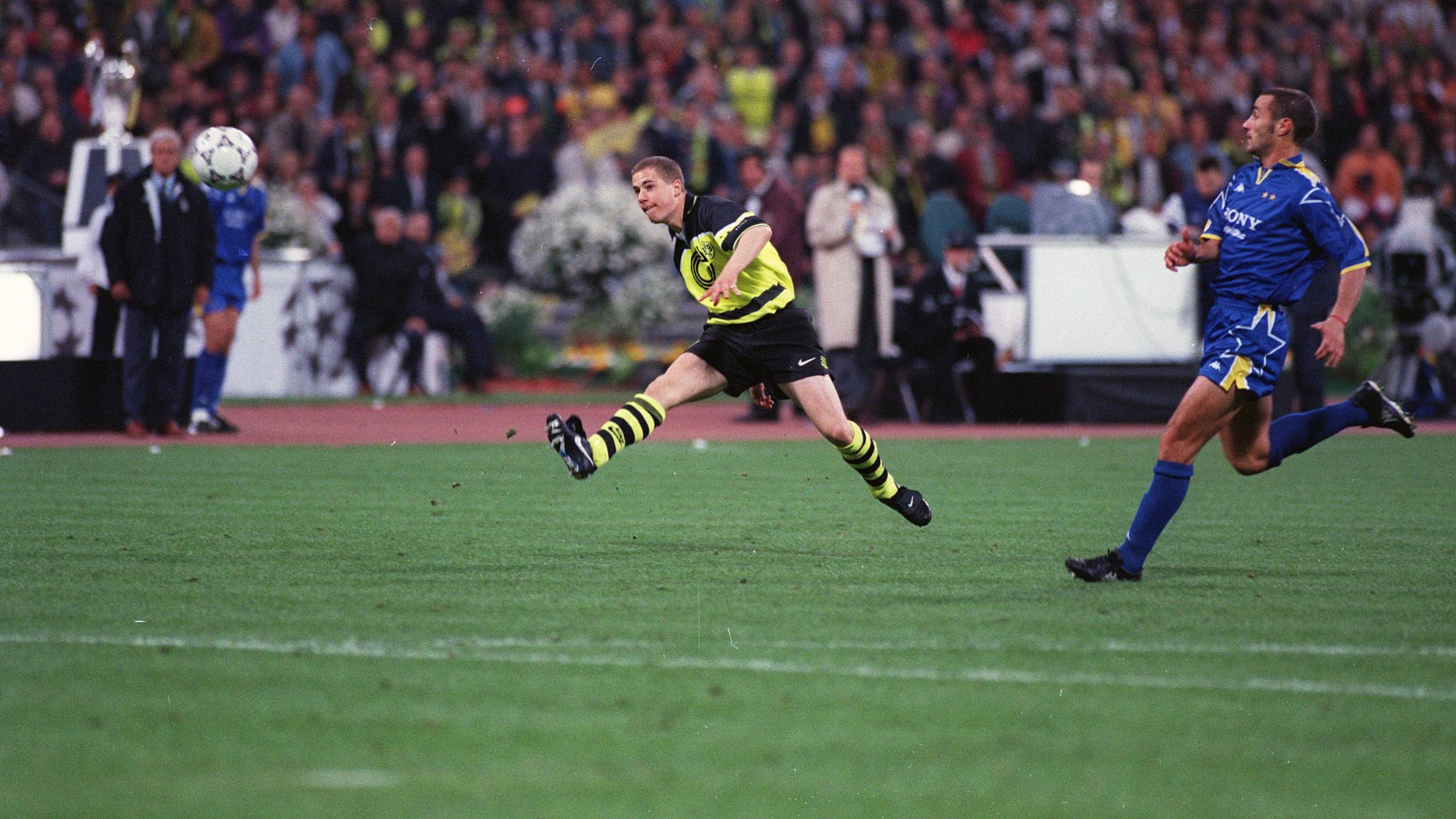Champions League, Finale 1997 in München, Borussia Dortmund - Juventus Turin: Lars Ricken (links, BVB) trifft mit einem Heber zum 3:1-Endstand. Paolo Montero (Juve) kann nicht mehr eingreifen.