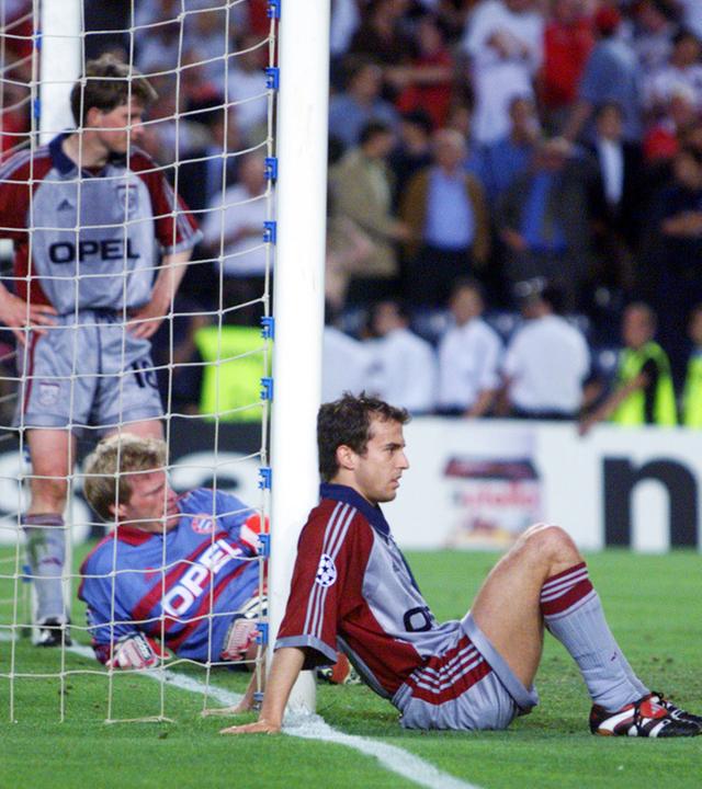 Michael Tarnat, Oliver Kahn und Mehmet Scholl (von links) nach dem Schlusspfiff des Champions-League-Finals 1999 gegen Manchester United im Nou Camp Barcelona