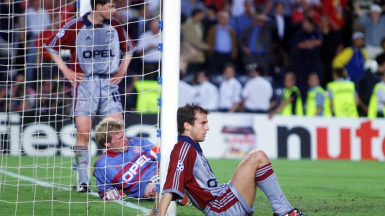 Michael Tarnat, Oliver Kahn und Mehmet Scholl (von links) nach dem Schlusspfiff des Champions-League-Finals 1999 gegen Manchester United im Nou Camp Barcelona