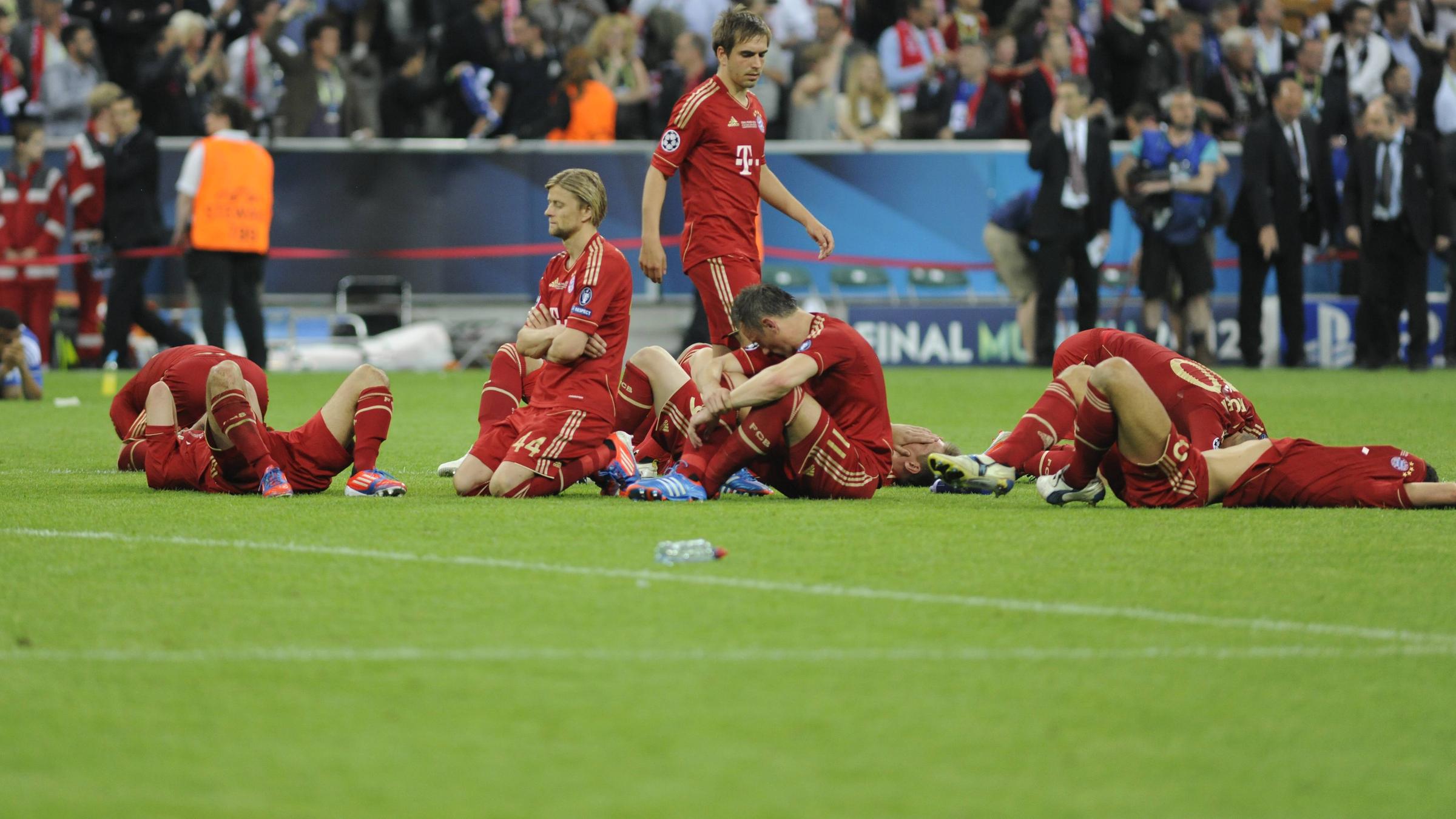 Champions League, Finale 2012 in München, Bayern München - FC Chelsea: Bayern-Spieler niedergeschlagen am Boden