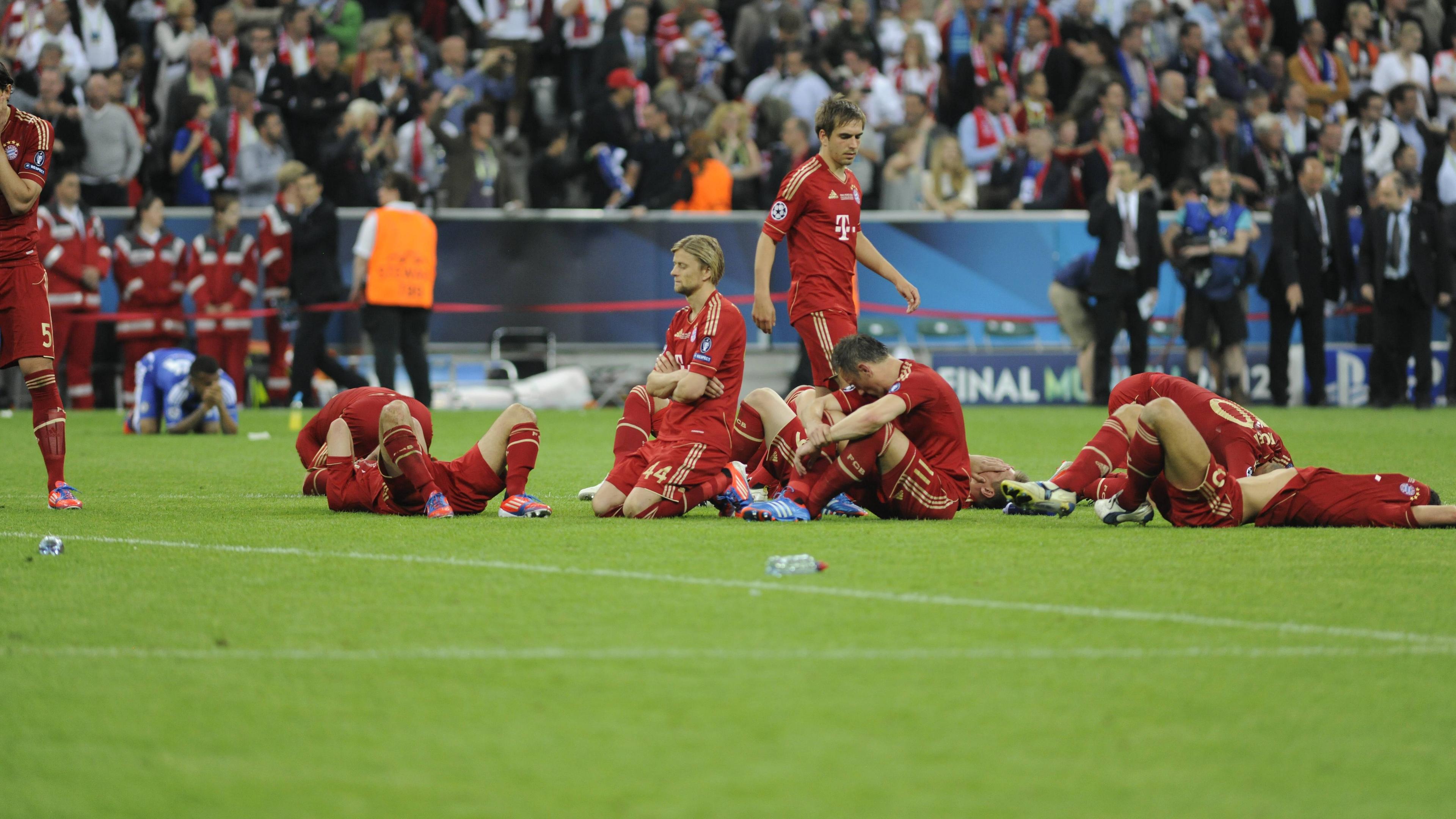 Champions League, Finale 2012 in München, Bayern München - FC Chelsea: Bayern-Spieler niedergeschlagen am Boden